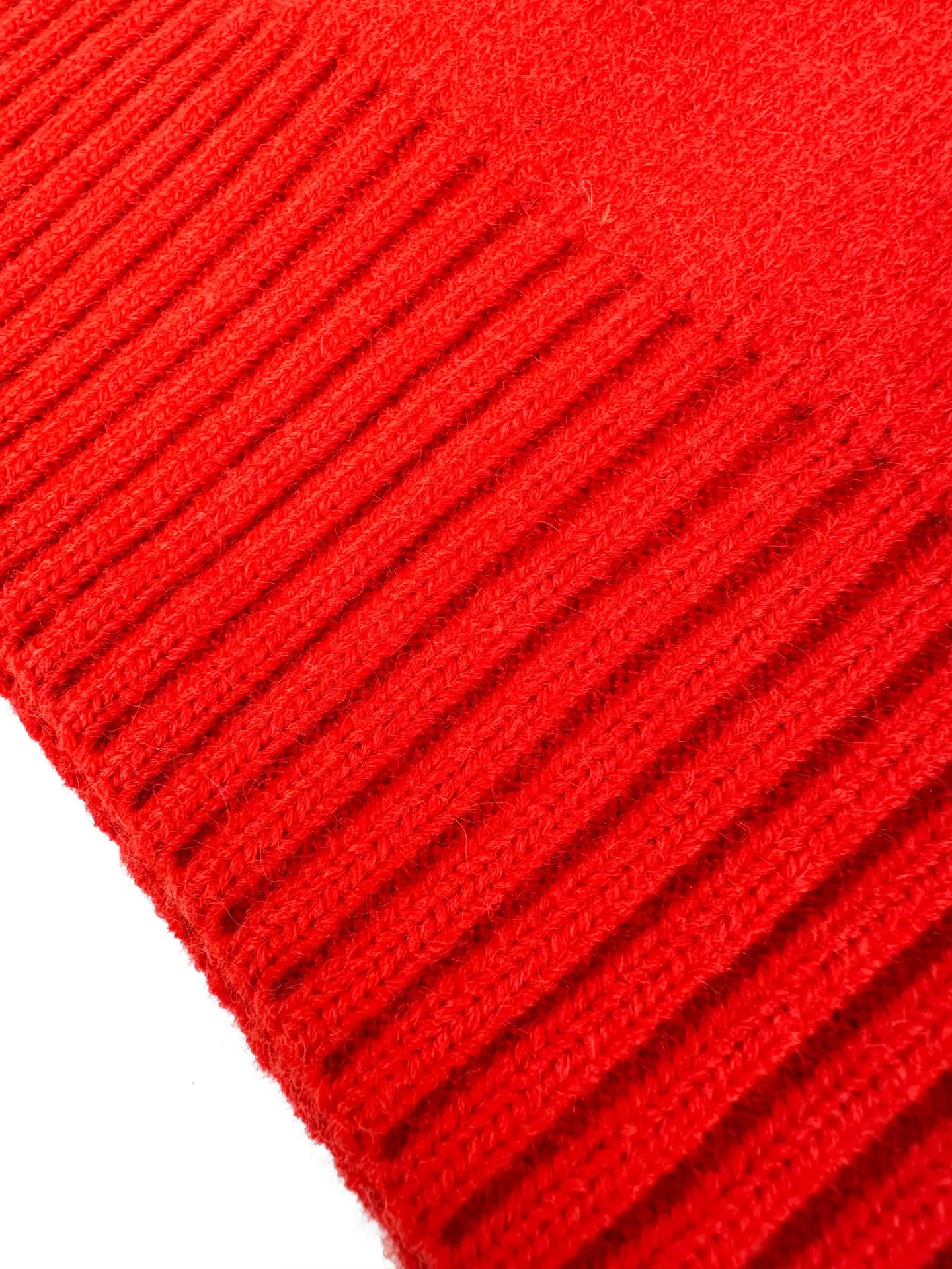 Ami Paris love jacquard crew neck sweater, custom-woven and dyed luxurious merino wool, soft and delicate, comfortable and close to the skin, with flaming cinnabar red as the base, a warm spectrum kissed by the sun. A contrasting love heart jumps on the chest, quietly exuding its own charming halo. The brand is highly recognizable. The elegance and casualness of French fashion is the ultimate simplification of color, and it also conveys the love and persistence of life. Meet the ultimate simplicity. The well-deserved king of Versatile. Process 1: Jacquard tissue imported from Germany. Precisely control the arrangement and interweaving of yarns. Carefully interweave the Ami love jacquard artistic pattern on the loom. The fabric is more vivid and three-dimensional. Process 2: Softening and deodorizing process of garment washing water. Deeply clean and deodorize the clothes through professional washing equipment and specific detergents. Improve the feel and appearance of the clothes. Accessories: Customized 1:1 Ami trademark. Version: Loose version. Size: S M L XL Style number: 25374
